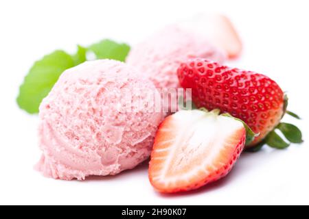 Zwei Kugeln Erdbeereis mit Erdbeeren isoliert auf weißem Hintergrund Stockfoto