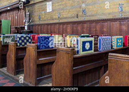 Bestickte Knieler, Gebetskissen oder Hassocks in der Kapelle des St. Andrews Hospital, Northampton, Großbritannien Stockfoto