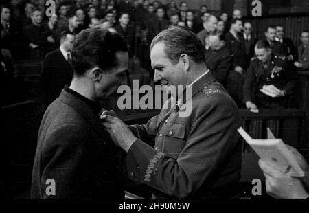 Warszawa, 1947-02-03. Uroczystoœæ zakoñczenia odbudowy Sejmu. NZ. minister obrony narodowej Micha³ Rola-¯ymierski (P) odznacza zas³u¿onego pracownika budowy. bb/gr PAP Warschau, Den 3. Februar 1947. Die Zeremonie des Sejm-Wiederaufbaus beendet. Im Bild: Verteidigungsminister Michal Rola-Zymierski (rechts) schmückt einen wohlverdienten Arbeiter mit einer Medaille. bb/gr PAP Stockfoto