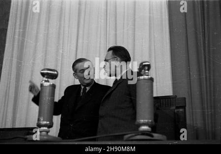 Warszawa, 1947-02-03. Uroczystoœæ zakoñczenia odbudowy Sejmu. NZ. minister przemys³u Hilary Minc i prezydent KRN Boles³aw Bierut za sto³em prezydialnym. bb/gr PAP Warschau, Den 3. Februar 1947. Die erste Sitzung des Sejm, der Legislativkammer. Im Bild: Industrieministerin Hilary Minc und der Nationalratspräsident Boleslaw Bierut am Tisch. bb/gr PAP Stockfoto