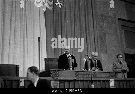 Warszawa, 1947-02-03. Uroczystoœæ zakoñczenia odbudowy Sejmu. NZ. za sto³em prezydialnim (w œrodku) marsza³ek-Senior Franciszek Tr¹balski z Polskiej Partii Socjalistycznej (PPS). bb/gr PAP Warschau, Den 3. Februar 1947. Die Zeremonie zum Abschluss des Wiederaufbaus des Palriaments. Im Bild: Am Tisch der Obermarschall Franciszek Trabalski von der Polnischen Sozialistischen Partei. bb/gr PAP Stockfoto