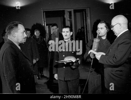 Warszawa, 1947-02-03. Uroczystoœæ zakoñczenia odbudowy Sejmu. NZ. Prezydenta KRN Boles³awa Bieruta (L) wita chlebem i sol¹ wicedyrektor Biura Prezydialnego KRN F. Papiewski (P). bb/gr PAP Warschau, 3. Februar 1947. Die Zeremonie zum Abschluss des Wiederaufbaus des Palriaments. Im Bild: Der stellvertretende Direktor des Präsidiums-Büros des Nationalrats, F. Papiewski, begrüßt den Präsidenten des Nationalrats, Boleslaw Bierut (von links), mit Brot und Salz (der alte polnische Willkommens-Brauch). bb/gr PAP Stockfoto