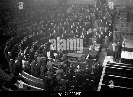 Warszawa, 1947-02-03. Uroczystoœæ zakoñczenia odbudowy Sejmu. NZ. widok ogólny sali. bb/gr PAP Warschau, 3. Februar 1947. Die Zeremonie zum Abschluss des Wiederaufbaus des Parlamentsgebäudes. Im Bild: Eine Vogelperspektive auf den Debattiersaal. bb/gr PAP Stockfoto