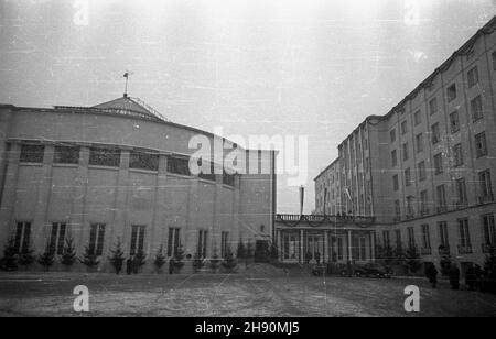 Warszawa, 1947-02-04. Pierwsze posiedzenie Sejmu Ustawodawczego. NZ. Udekorowany gmach parlamentu. bb/gr PAP/Jerzy Baranowski Warschau, Den 4. Februar 1947. Das erste Sejm-Treffen. Im Bild: Das dekorierte Parlamentsgebäude. bb/gr PAP/Jerzy Baranowski Stockfoto