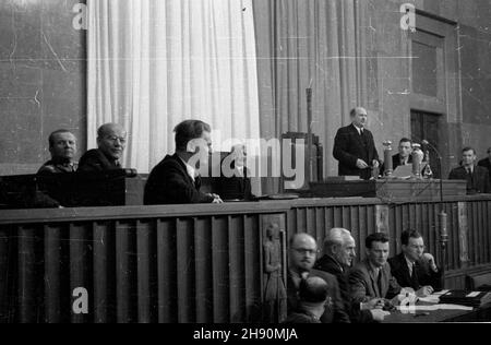 Warszawa, 1947-02-04. Posiedzenie Sejmu Ustawodawczego. NZ. od lewej (w ³awach rz¹dowych:) Micha³ Rola-¯ymierski, W³adys³aw Gomu³ka, Edward Osóbka-Morawski, (za sto³em prezydialnym:) Stanis³aw Szwalbe, W³adys³aw Kowalski, Roman Zambrowski. bb/gr PAP/Jerzy Baranowski Warschau, 4. Februar 1947. Das erste Sejm-Treffen. Von links (die Regierungsbänke): Michal Rola-Zymierski, Wladyslaw Gomulka, Edward Osobka-Morawski, (am Präsidiumstisch): Stanislaw Szwalbe, Wladyslaw Kowalski, Roman Zambrowski. bb/gr PAP/Jerzy Baranowski Stockfoto