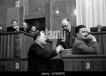 Warszawa, 1947-02-05. Posiedzenie Sejmu Ustawodawczego. NZ. g³osowanie nad wyborem prezydenta RP. Z lewej w ³awach rz¹dowych Edward Osóbka-Morawski, W³adys³aw Gomu³ka i Micha³ Rola-¯ymierski, z prawej w g³êbi Stanis³aw Szwalbe. bb/gr PAP Warschau, Den 5. Februar 1947. Das Sejm-Treffen. Im Bild: Die Abgeordneten stimmen für den polnischen Präsidenten. Von links die Regierungsvertreter Edward Osobka-Morawski, Wladyslaw Gomulka und Michal Rola-Zymierski, Stanislaw Szwalbe (Hintergrund rechts). bb/gr PAP Stockfoto