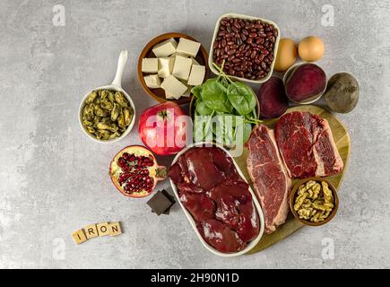 Eisenhaltige Lebensmittel, darunter Eier, Spinat, Bohnen, Tofu, Leber, Rindfleisch, Rote Beete, Muscheln und dunkle Schokolade. Stockfoto