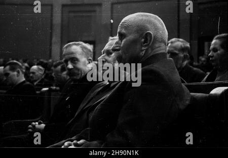 Warszawa, 1947-02-05. Pierwsze posiedzenie Sejmu Ustawodawczego. NZ. w ³awach poselskich, m.in. Stanis³aw Jonasz (1L), Jan D¹b-Kocio³ (2L). wb PAP Warschau, 5. Februar 1947. Die Sitzung des Gesetzgebenden Sejm 1st. Im Bild: In den Abgeordneten Bänke Stanislaw Jonasz (1st von links), Jan DAB-Kociol (2nd von links) Stockfoto