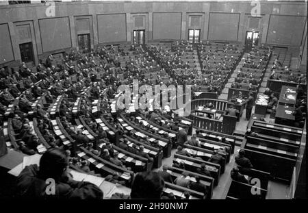 Warszawa, 1947-02-21. Posiedzenie Sejmu Ustawodawczego. NZ. Obrady w sali plenarnej. wb PAP Warschau, 21. Februar 1947. Eine Sitzung der Legislative Sejm. Im Bild: Debatten in einem Plenarsaal. wb PAP Stockfoto