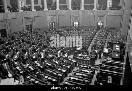 Warszawa, 1947-02-21. Posiedzenie Sejmu Ustawodawczego. NZ. Obrady w sali plenarnej. wb PAP Warschau, 21. Februar 1947. Eine Sitzung der Legislative Sejm. Im Bild: Debatten in einem Plenarsaal. wb PAP Stockfoto