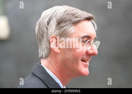 London, Großbritannien, 30th. November 2021. Jacob Rees-Mogg, der Vorsitzende des Unterhauses, verließ die Downing Street nach der wöchentlichen Kabinettssitzung. Stockfoto