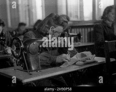 Warszawa, 1947-02-27. W Pañstwowym Liceum Przemys³u Odzie¿owego przygotowywana jest wystawa pt. Zu¿ytkowanie odpadków w³ókienniczych. Z wybranych resztek perkalu przydzielonych przez Ministerstwo Przemys³u uczennice szyj¹ bluzki, fartuszki, ubranka dzieciêce oraz zabawki. Pod ubraniami umieszczone bêd¹ tabliczki, które informowa³y z ilu kawa³ków resztek Mo¿na by³o wykroiæ Projekt. NZ. Uczennice przy maszynach do szycia. Ad PAP/Stanis³aw D¹browiecki Warschau, 27. Februar 1947. Die Ausstellung „Verwertung von Textilabfällen“ wird in der State Clothing Industry School organisiert. Studenten machen Bluse Stockfoto