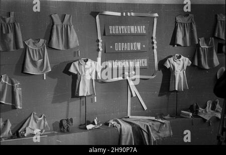 Warszawa, 1947-02-27. W Pañstwowym Liceum Przemys³u Odzie¿owego przygotowano wystawê pt. Zu¿ytkowanie odpadków w³ókienniczych. Z wybranych resztek perkalu przydzielonych przez Ministerstwo Przemys³u uczennice uszy³y bluzki, fartuszki, ubranka dzieciêce oraz zabawki. Pod ubraniami umieszczono tabliczki, które informuj¹ z ilu kawa³ków resztek Mo¿na by³o wykroiæ Projekt. NZ. Sukienki i fartuszki dzieciêce. Ad PAP/Stanis³aw D¹browiecki Warschau, 27. Februar 1947. Die Ausstellung „Verwertung von Textilabfällen“ wird in der State Clothing Industry School organisiert. Studenten machen Blusen, Schürzen, Kinder Stockfoto