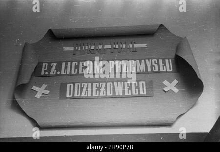 Warszawa, 1947-02-27. W Pañstwowym Liceum Przemys³u Odzie¿owego przygotowywana jest wystawa pt. Zu¿ytkowanie odpadków w³ókienniczych. NZ. plakat wystawy. Ad PAP/Stanis³aw D¹browiecki Warschau, 27. Februar 1947. Die Ausstellung „Verwertung von Textilabfällen“ wird in der State Clothing Industry School organisiert. Im Bild: Ein Ausstellungsplakat. Ad PAP/Stanislaw Dabrowiecki Stockfoto