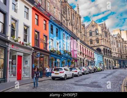 Edinburgh, Großbritannien - 21. Juni 2019: Touristen erkunden die West Bow Street, die von Geschäften, Restaurants, Nachtclubs und Pubs gesäumt ist. Beginn des westlichen Bogens Stockfoto