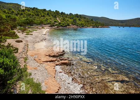 Türkisfarbenes Wasser in der Küstenlandschaft der Insel Cabrera. Balearen. Spanien Stockfoto