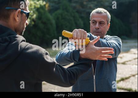 BELGRAD, SERBIEN - 11. OKTOBER 2018. Kapap-Instruktor AVI Nardia demonstriert Selbstverteidigungstechniken gegen einen Schusspunktangriff auf die Kapap-SELBSTVERTEIDIGUNG Stockfoto