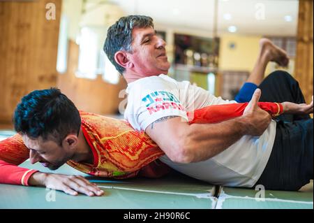 BELGRAD, SERBIEN - 11. OKTOBER 2018. Kapap-Instruktor demonstriert Grappling-Techniken auf AVI Nardia KAPAP SELBSTVERTEIDIGUNGSSEMINAR Stockfoto