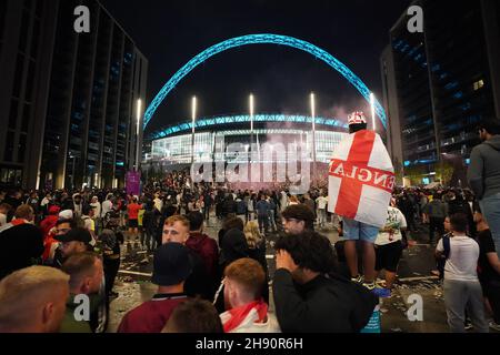 Aktenfoto vom 11-07-2021 von England-Fans außerhalb von Wembley. Der Fußballverband hat Baroness Caseys unabhängige Überprüfung der Störung beim EM 2020-Finale veröffentlicht. Ausgabedatum: Freitag, 3. Dezember 2021. Stockfoto