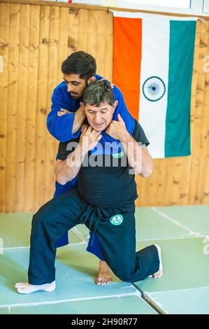 BELGRAD, SERBIEN - 11. OKTOBER 2018. Kapap-Instruktor demonstriert auf DEM SELBSTVERTEIDIGUNGSSEMINAR von AVI Nardia KAPAP die Techniken des Grappling-Werfens Stockfoto