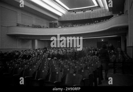 Warszawa, 1947-03. Kino Palladium przy ul. Z³otej odbudowane ca³kowicie ze œrodków przedsiêbiorstwa Film Polski. NZ. publicznoœæ zgromadzona w sali kinowej. wb PAP Dok³adny dzieñ wydarzenia nieustalony. Warschau, März 1947. Das Palladium-Kino in der Zlota-Straße wurde aus Mitteln des Film Polski-Unternehmens umgebaut. Im Bild: Das Publikum im Kino. wb PAP Stockfoto