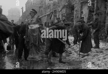 Warszawa, 1947-03. Studenci z Centralnego Akademickiego Komitetu Odbudowy Stolz bior¹ udzia³ w akcji odœnie¿ania miasta. kw PAP Dok³adny dzieñ wydarzenia nieustalony. Warschau, März 1947. Studenten des Zentralen Akademischen Wiederaufbaukomitees in Warschau, die an einer städtischen Schneeräumaktion teilnehmen. kw PAP Stockfoto