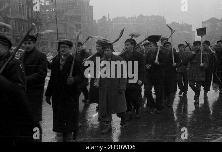 Warszawa, 1947-03. Studenci z Centralnego Akademickiego Komitetu Odbudowy Stolz bior¹ udzia³ w odœnie¿aniu stolicy. kw PAP Dok³adny dzieñ wydarzenia nieustalony. Warschau, März 1947. Studenten des Zentralen Akademischen Wiederaufbaukomitees in Warschau, die an einer städtischen Schneeräumaktion teilnehmen. kw PAP Stockfoto