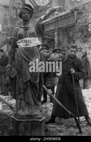 Warszawa, 1947-03. Studenci z Centralnego Akademickiego Komitetu Odbudowy Stolz bior¹ udzia³ w akcji odœnie¿ania miasta. kw PAP Dok³adny dzieñ wydarzenia nieustalony. Warschau, März 1947. Studenten des Zentralen Akademischen Wiederaufbaukomitees in Warschau, die an einer städtischen Schneeräumaktion teilnehmen. kw PAP Stockfoto