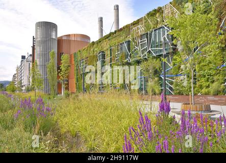 Palacio de Congresos Europa - modernes Kongresszentrum Fassade mit vertikalem Garten und grüner Landschaft in Vitoria-Gasteiz Spanien. Stockfoto