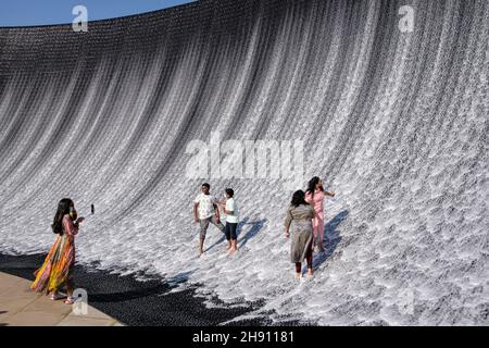 Besucher, die das einzigartige Wasserspiel auf der Expo 2020 in Dubai genießen Stockfoto