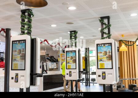 McDonalds Restaurant Cafe in Sydney, Innenansicht mit neuen elektronischen Bestellterminals mit Touchscreen Stockfoto