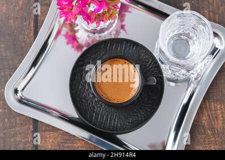 Blick von oben auf traditionellen türkischen Kaffee auf Holzhintergrund Stockfoto