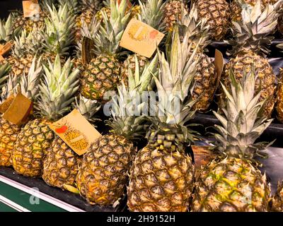 Ananas in einem Korb auf dem Markt angezeigt. Stockfoto