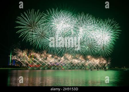 Feuerwerk erhellt den Himmel im Rahmen der Feierlichkeiten zum Goldenen Jubilee der VAE 50th in Abu Dhabi Stockfoto