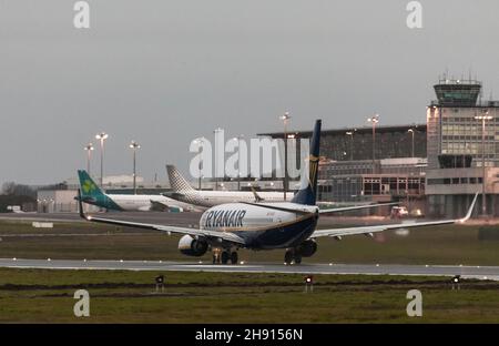 Cork Airport, Cork, Irland. 03rd. Dezember 2021. Um die weitere Ausbreitung der Omicron-Variante des Coronavirus zu stoppen, müssen alle Eintreffenden in Irland bei ihrer Ankunft ein negatives Ergebnis des Coronavirus vorlegen. Bild zeigt Ryanair-Flug von London Stansted nach der Landung am Flughafen Cork, Irland. - Credit; David Creedon / Alamy Live News Stockfoto