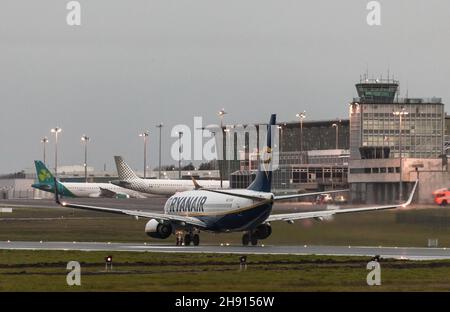 Cork Airport, Cork, Irland. 03rd. Dezember 2021. Um die weitere Ausbreitung der Omicron-Variante des Coronavirus zu stoppen, müssen alle Eintreffenden in Irland bei ihrer Ankunft ein negatives Ergebnis des Coronavirus vorlegen. Bild zeigt Ryanair-Flug von London Stansted nach der Landung am Flughafen Cork, Irland. - Credit; David Creedon / Alamy Live News Stockfoto