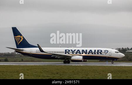 Cork Airport, Cork, Irland. 03rd. Dezember 2021. Um die weitere Ausbreitung der Omicron-Variante des Coronavirus zu stoppen, müssen alle Eintreffenden in Irland bei ihrer Ankunft ein negatives Ergebnis des Coronavirus vorlegen. Bild zeigt Ryanair-Flug von London Stansted nach der Landung am Flughafen Cork, Irland. - Credit; David Creedon / Alamy Live News Stockfoto