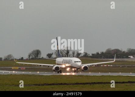 Cork Airport, Cork, Irland. 03rd. Dezember 2021. Um die weitere Ausbreitung der Omicron-Variante des Coronavirus zu stoppen, müssen alle Eintreffenden in Irland bei ihrer Ankunft ein negatives Ergebnis des Coronavirus vorlegen. Bild zeigt Ryanair-Flug von London Stansted nach der Landung am Flughafen Cork, Irland. - Credit; David Creedon / Alamy Live News Stockfoto