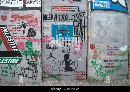 Die Graffiti auf einer israelischen Trennmauer im Westjordanland. Stockfoto