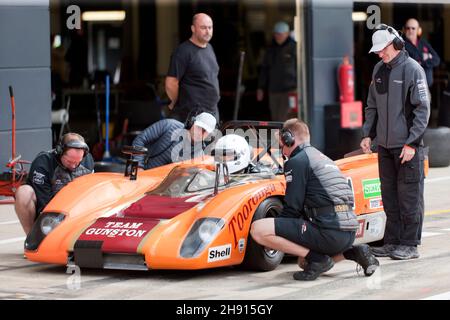 Gary Fursts Orange, 1971, Lola T212, wurde von seiner Boxencrew während der Qualifikation für das HSCC Thundersports Race, 2021 Silverstone Classic, bearbeitet Stockfoto