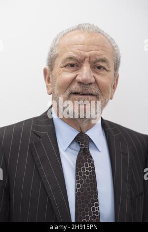 File Photo vom 04/03/16 von Lord Alan Sugar, der sich bei der Polizei bedankt hat, nachdem ein Mann, der ihm missbräuchliche, antisemitische Briefe schickte, wegen religiös verschlimmerter Belästigung verurteilt wurde. Patrick Gomes, 70, schickte zwischen Oktober und Dezember 2018 drei Briefe an eines der Geschäftsräume von Lord Sugar in Loughton. Ausgabedatum: Freitag, 3. Dezember 2021. Stockfoto