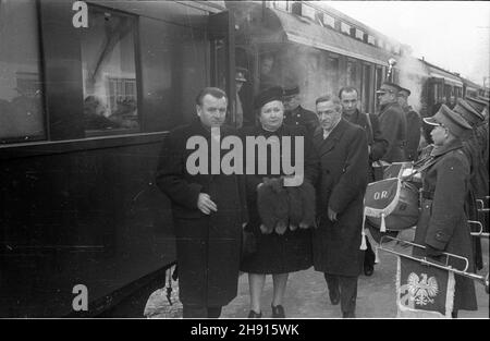 Warszawa, 1947-03-10. Wizyta delegacji rz¹dowej Czechos³owacji. NZ. premier rz¹du - Klement Gottwald (1L) z ma³¿onk¹ na Dworcu G³ównym. bb/pp PAP/Archiwum Warschau, 10. März 1947. Regierungsdelegierte der Tschechoslowakei besuchen Warschau. Im Bild: Premierminister Klement Gottwald (erster von links) mit Ehefrau am Hauptbahnhof. bb/pp PAP/Archiwum Stockfoto