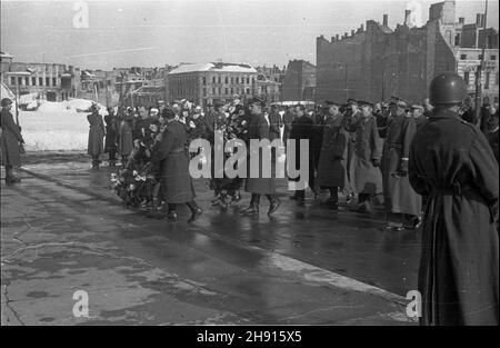 Warszawa, 1947-03-10. Wizyta delegacji rz¹du Czechos³owacji. NZ. sk³adanie wieñców na Grobie Nieznanego ¯o³nierza, na Placu Zwyciêstwa. W ie ruiny ulicy Trêbackiej. bb/pp PAP/Archiwum Warschau, 10. März 1947. Regierungsdelegierte der Tschechoslowakei besuchen Warschau. Im Bild: Die Delegierten legen Kränze am Grab des Unkwnown-Soldaten auf dem Zwyciestwa-Platz ab. Im Hintergrund die Ruinen der Trebacka Street. bb/pp PAP/Archiwum Stockfoto