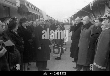 Warszawa, 1947-03-10. Wizyta delegacji rz¹dowej Czechos³owacji. NZ. Powitanie na Dworcu G³ównym. Z prawej stoj¹ przedstawiciele w³adz polskich: premier - Józef Cyrankiewicz (4P) i Stanis³aw Szwalbe (5P), zastêpca przewodnicz¹cego Krajowej Rady Narodowej (KRN). bb/pp PAP/Archiwum Warschau, 10. März 1947. Regierungsdelegierte der Tschechoslowakei besuchen Warschau. Im Bild: Begrüßung am Hauptbahnhof. Von den Vertretern der polnischen Regierung rechts: Premierminister Jozef Cyrankiewicz (vierter von rechts) und Stanislaw Szwalbe (fünfter von rechts), Vizepräsident des Nationalrats. bb/p Stockfoto