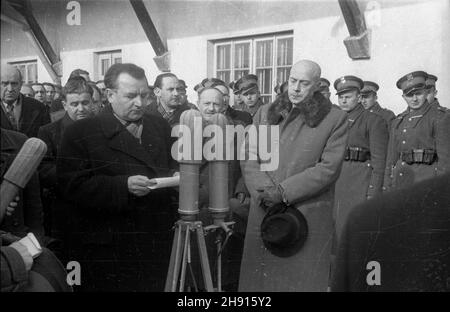 Warszawa, 1947-03-10. Wizyta delegacji rz¹dowej Czechos³owacji. NZ. Powitanie na Dworcu G³ównym. Przemawia Klement Gottwald - Premier rz¹du, z prawej polski Premier - Józef Cyrankiewicz. Na drugim Plan stoj¹ m.in. Jan Masaryk (1L) - Minister spraw zagranicznych i Zygmunt Modzelewski (za mikrofonami) - Minister spraw zagranicznych Polski. bb/pp PAP/Archiwum Warschau, 10. März 1947. Regierungsdelegierte der Tschechoslowakei besuchen Warschau. Im Bild: Begrüßung am Hauptbahnhof. Ministerpräsident Klement Gottwald spricht, der polnische Premierminister Jozef Cyrankiewicz (von rechts). Im Hinterteil Stockfoto