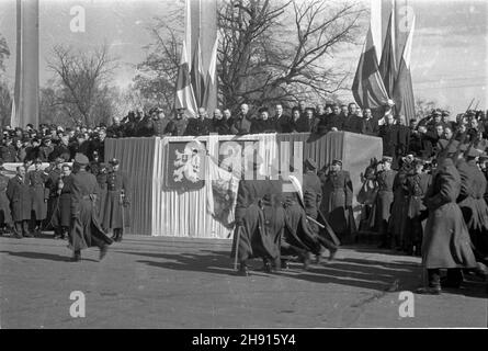 Warszawa, 1947-03-10. Wizyta delegacji rz¹dowej Czechos³owacji. NZ. Defilada na placu Na Rozdro¿u. Na trybunie honorowej stoj¹ od lewej: Zygmunt Modzelewski - polski Minister spraw zagranicznych, Jan Masaryk - Minister spraw zagranicznych, marsza³ek Micha³ Rola-¯ymierski, Ludwik Svoboda - Ministerin obrony narodowej, W³adys³aw Gomu³ka - cz³onek Biura Politycznego Komitetu, Krizywje Stanis³aw, Zepj zastêpca przewodnicz¹cego premier Klement Gottwald, Józef Cyrankiewicz - Premier Polski, nn, pani premierowa Gottwaldov Stockfoto