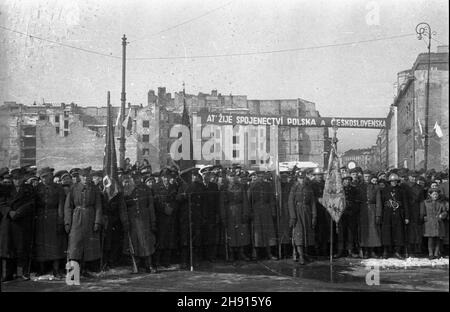 Warszawa, 1947-03-10. Wizyta delegacji rz¹dowej Czechos³owacji. NZ. Defilada na placu Na Rozdro¿u. W ie ulica Koszykowa. bb/pp PAP/Archiwum Warschau, 10. März 1947. Regierungsdelegierte der Tschechoslowakei besuchen Warschau. Im Bild: Eine Parade auf dem Na Rozdrozu Platz. Koszykowa Straße im Hintergrund. bb/pp PAP/Archiwum Stockfoto