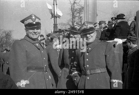 Warszawa, 1947-03-10. Wizyta delegacji rz¹dowej Czechos³owacji. Defilada na placu Na Rozdro¿u. NZ. od lewej: marsza³ek, Micha³ Rola-¯ymierski, genera³ Marian Spychalski - zastêpca naczelnego dowódcy Wojska Polskiego (WP) i genera³ Karol Œwierczewski - wiceminister obrony narodowej. bb/pp PAP/Stanis³aw D¹browiecki Warschau, 10. März 1947. Regierungsdelegierte der Tschechoslowakei besuchen Warschau. Eine Parade auf dem Na Rozdrozu Platz. Im Bild: Von links Marschall Michal Rola-Zymierski, General Marian Spychalski, stellvertretender Oberbefehlshaber der polnischen Armee General Karol Swierczewski, National Defenc Stockfoto