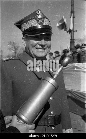 Warszawa, 1947-03-10. Wizyta delegacji rz¹dowej Czechos³owacji. Defilada na placu Na Rozdro¿u. NZ. marsza³ek, Micha³ Rola-¯ymierski. bb/pp PAP/Archiwum Warschau, 10. März 1947. Regierungsdelegierte der Tschechoslowakei besuchen Warschau. Eine Parade auf dem Na Rozdrozu Platz. Im Bild: Marschall Michal Rola-Zymierski. bb/pp PAP/Archiwum Stockfoto