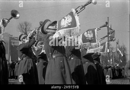 Warszawa, 1947-03-10. Wizyta delegacji rz¹dowej Czechos³owacji. NZ. Defilada na placu Na Rozdro¿u. bb/pp PAP/Archiwum Warschau, 10. März 1947. Regierungsdelegierte der Tschechoslowakei besuchen Warschau. Im Bild: Eine Parade auf dem Na Rozdrozu Platz. bb/pp PAP/Archiwum Stockfoto